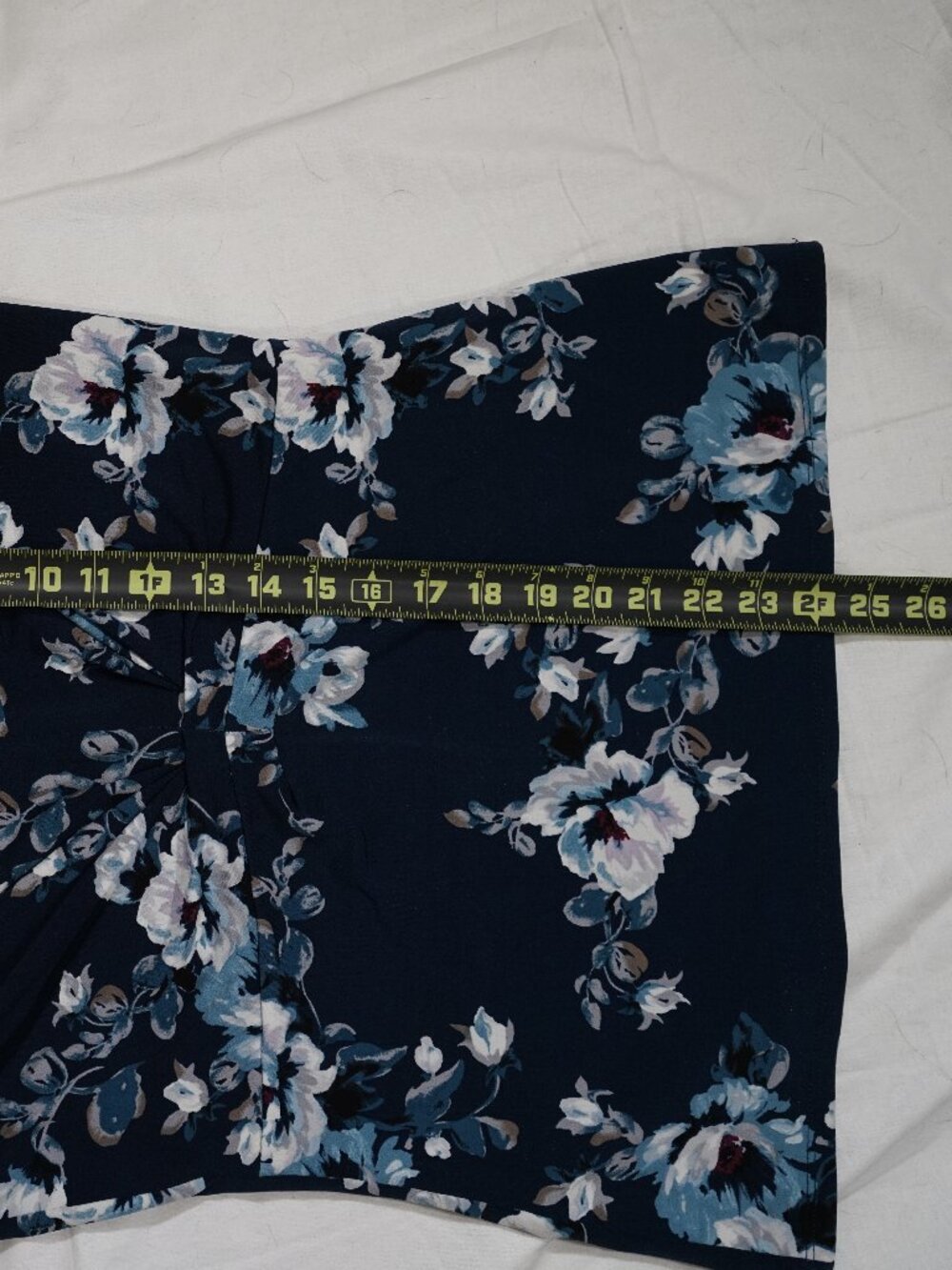 White House Black Market Navy Floral Feminine Twist Front Sleeveless Top M - Picture 7 of 7